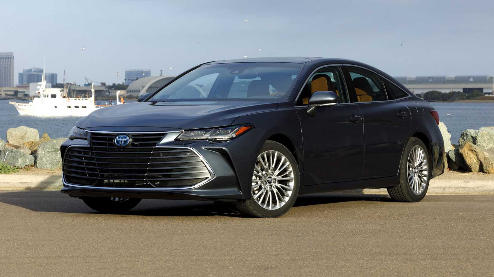 Front three-quarter view of 2022 Toyota Avalon Hybrid