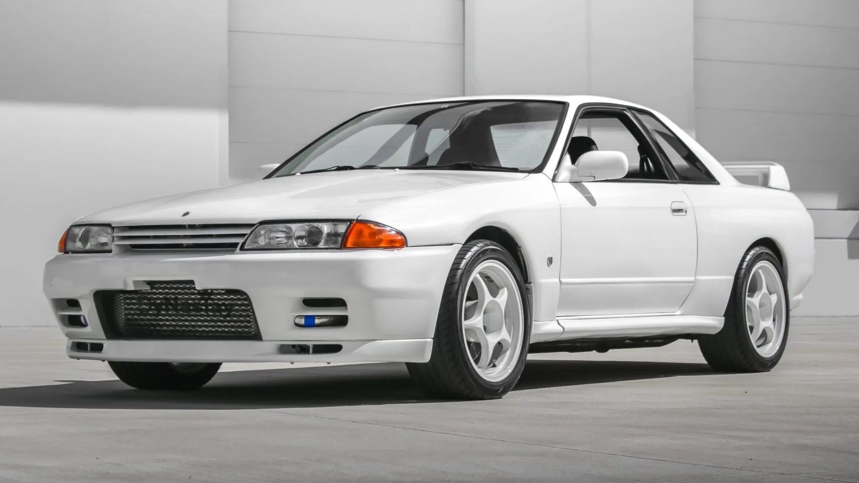 NISSAN　SKYLINE　GT-R (R32) Amazon.com: Tamiya 58651 RC Nissan Skyline GT-R (R32) TT02D