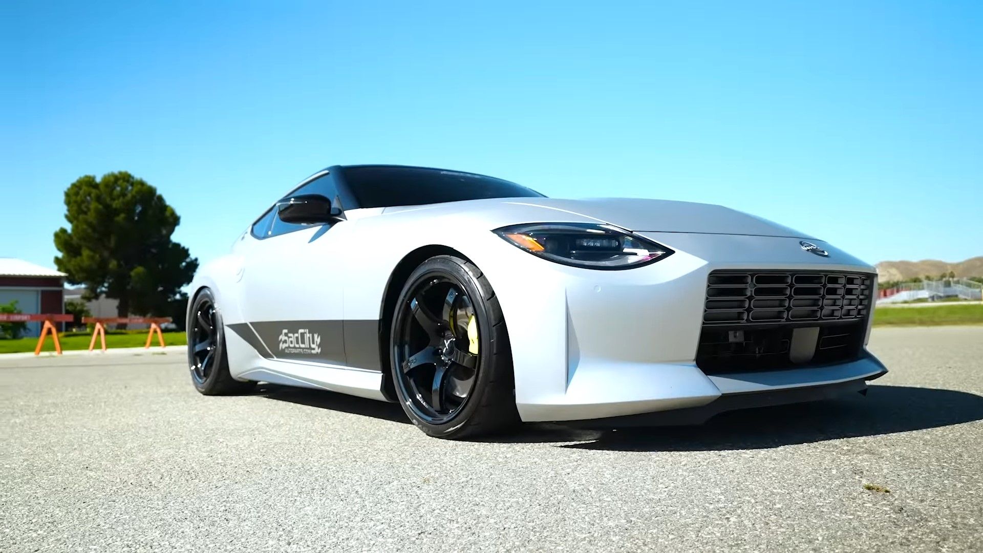 Past Vs Present:1999 R34 Nissan Skyline GT-R Battles 2023 Nissan Z