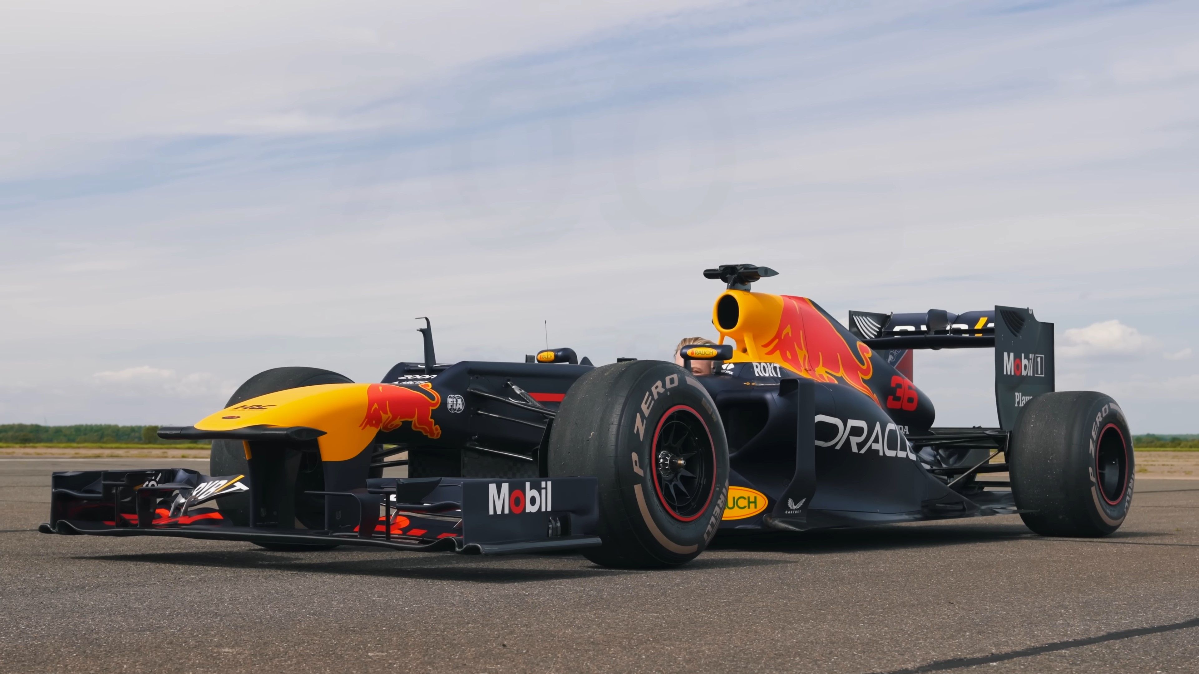 Watch A Porsche 918 Spyder And Red Bull F1 Car Destroy A Bugatti Veyron ...
