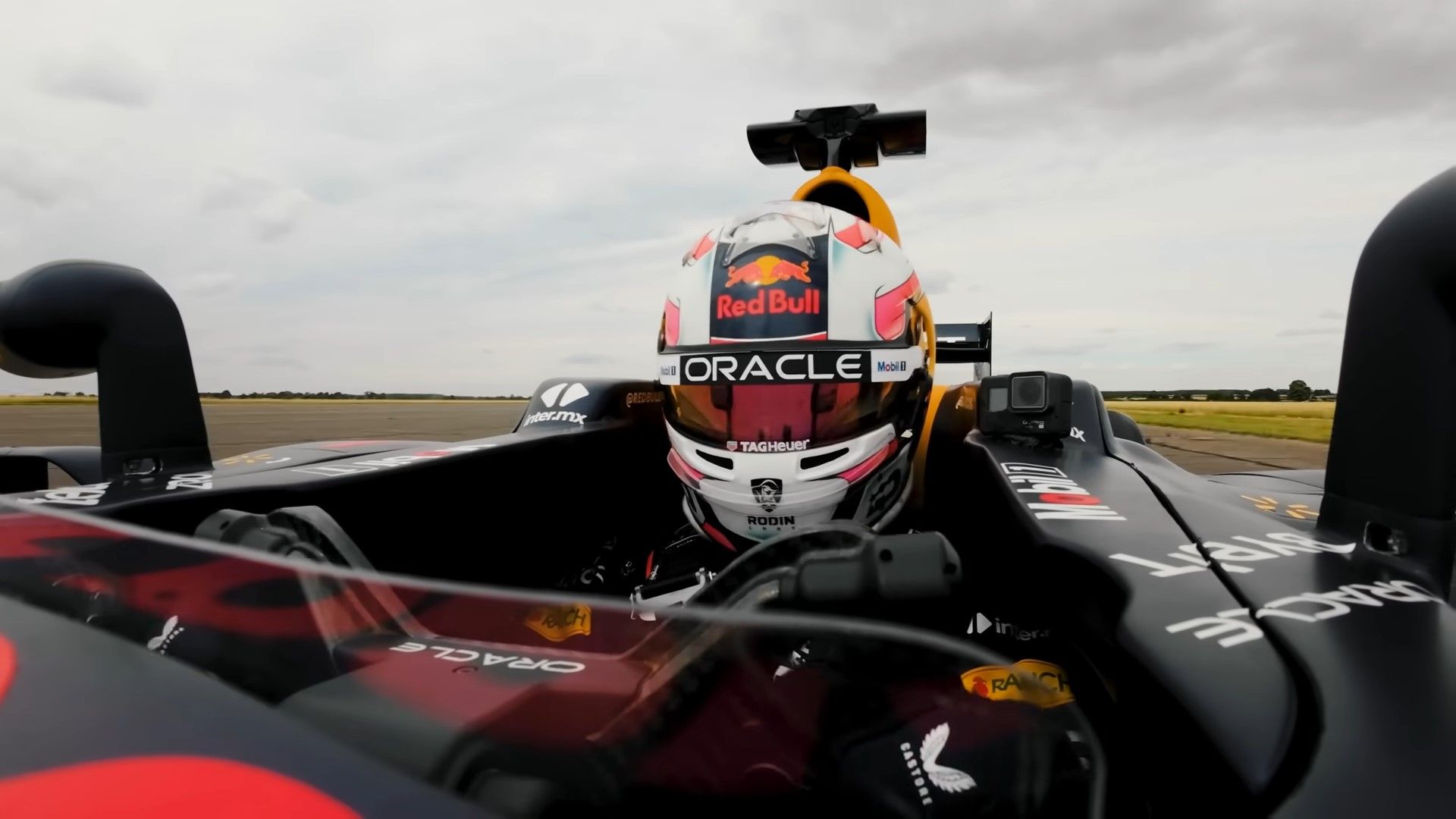 Watch A Porsche 918 Spyder And Red Bull F1 Car Destroy A Bugatti Veyron ...