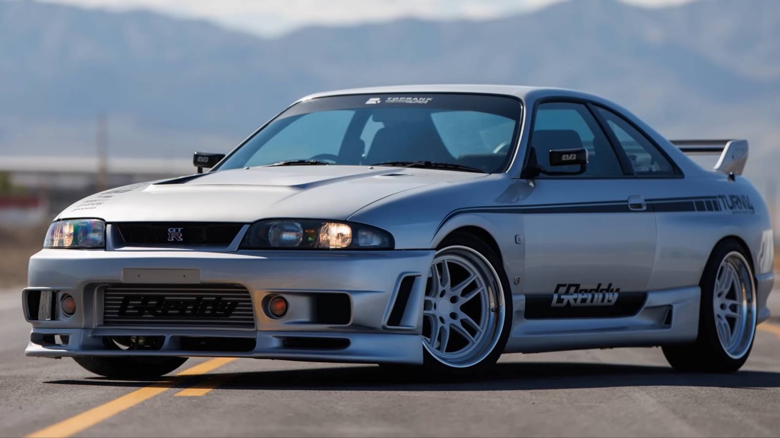 Race Car Champion Dai Yoshihara Shows Off Impressive 700-HP R33 Nissan GT-R
