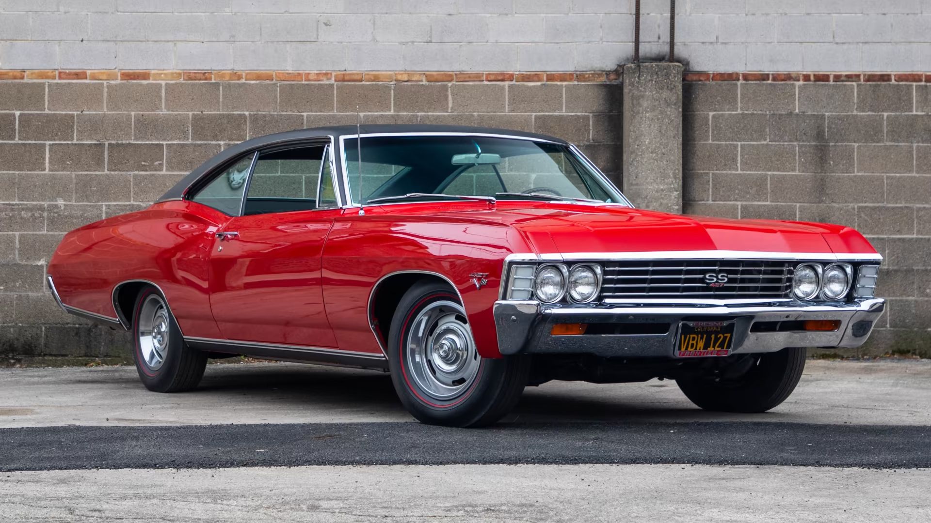 Chevy Impala SS 427 vermelho 1967 estacionado do lado de fora