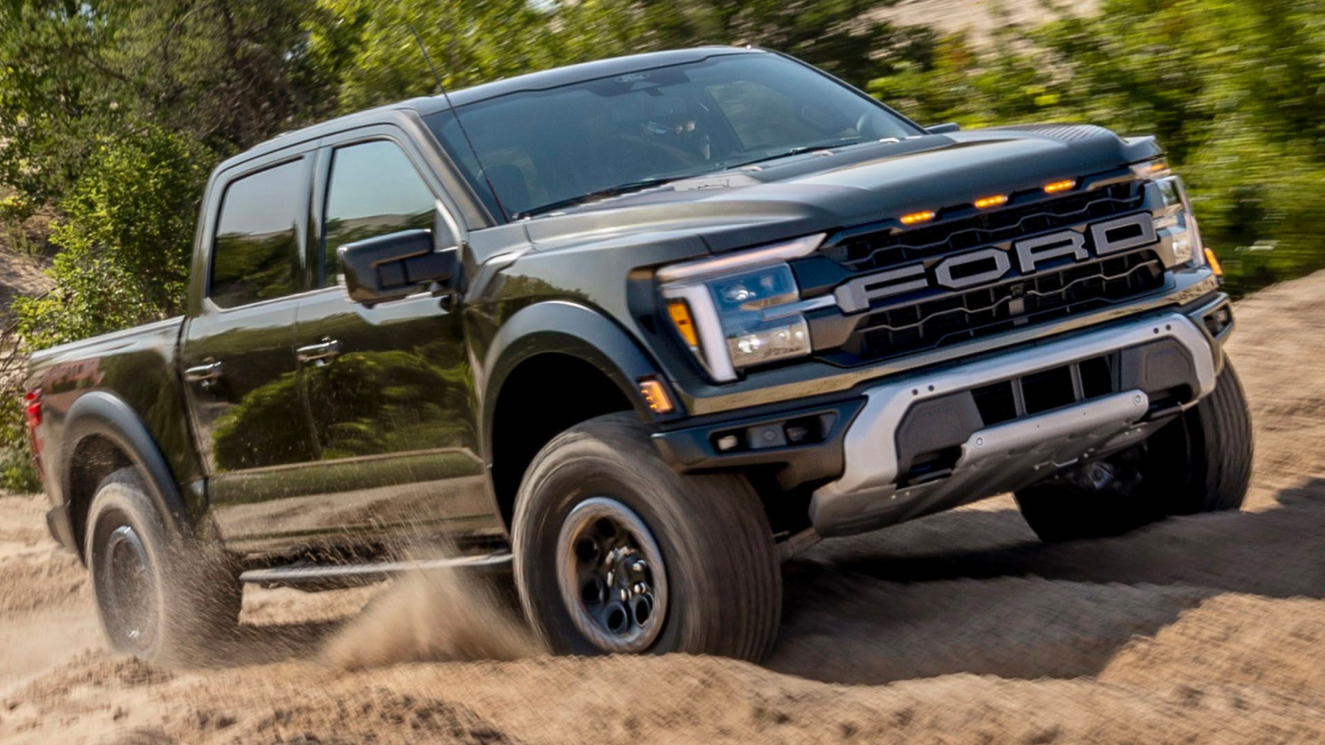 Ford F-150 Raptor 2024, vista frontal em movimento