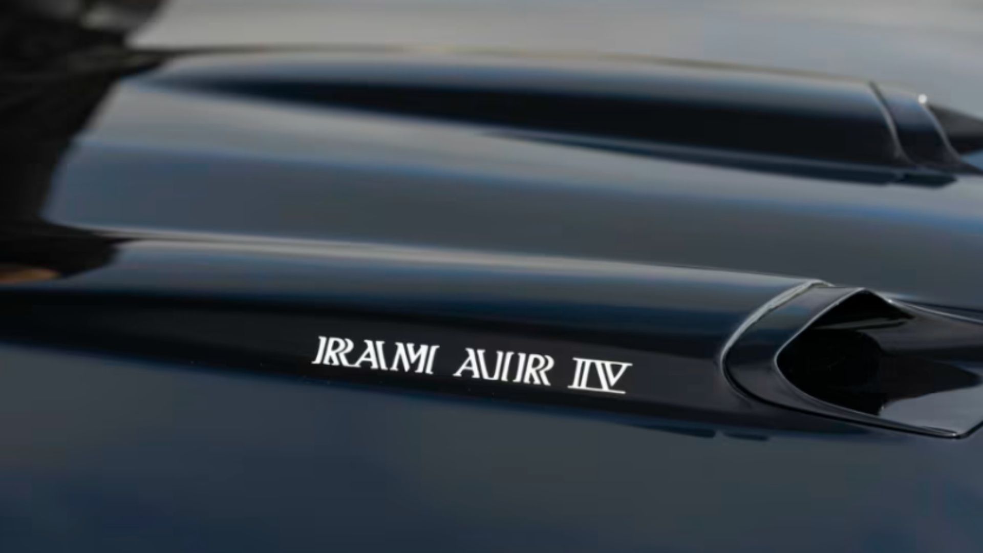 Imagem do capô preto Pontiac Ram Air IV 1969