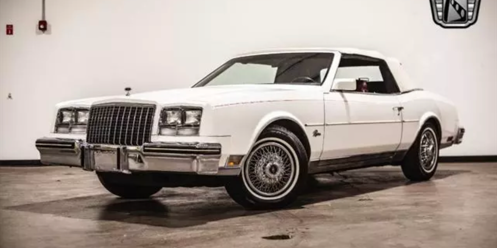 Branco 1982 Buick Riviera conversível 