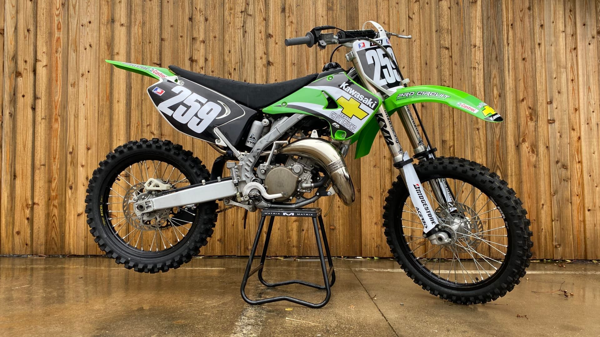 Here's Why The Two-Stroke Kawasaki KX 125 Enduro Needs To Be On