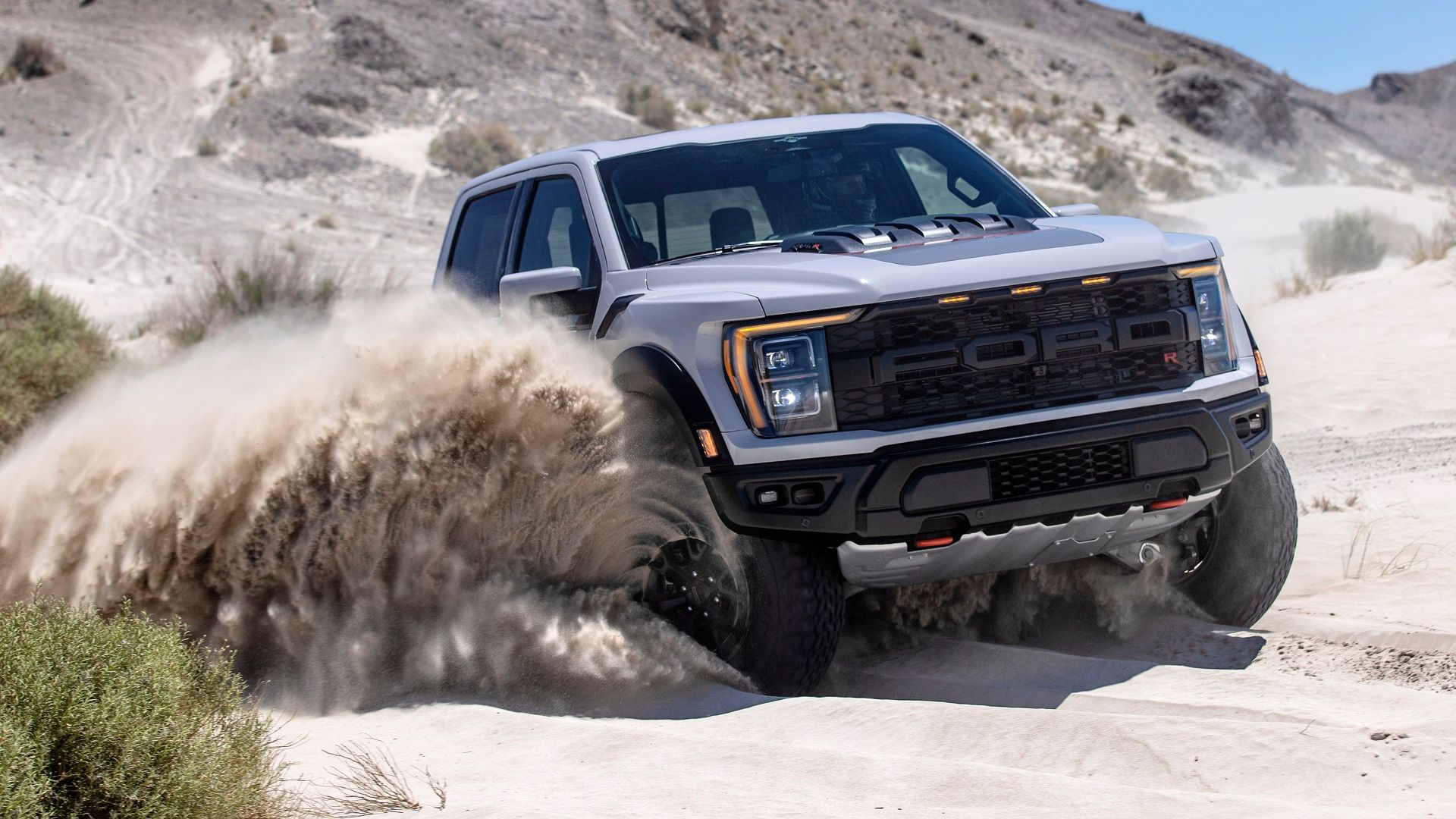 2023 F-150 Raptor R_exterior_ Avalanche Gray_ 08 vista frontal fora da estrada