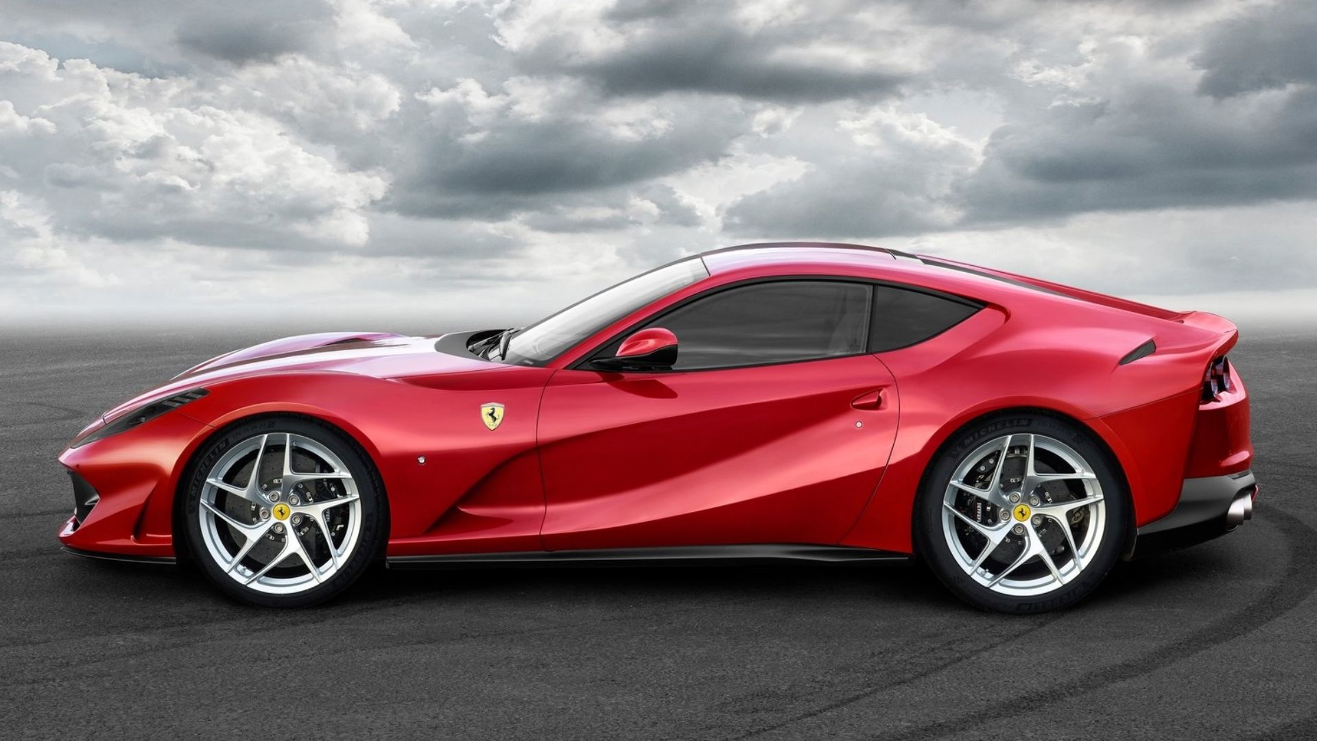 ferrari 812 superfast lateral vermelho
