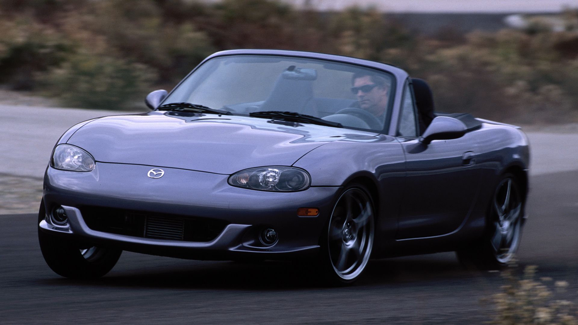 Cinza 2005 Mazdaspeed MX-5 Miata dirigindo