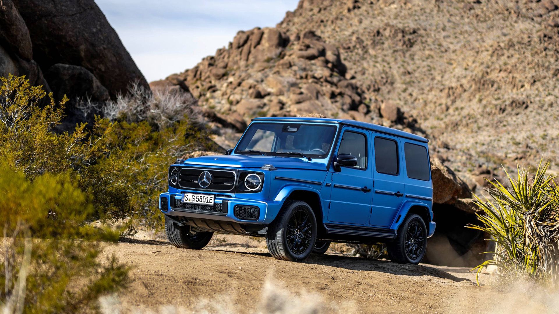 The Electric Mercedes-Benz G 580 Sees Your Crabwalking Hummer, Ups