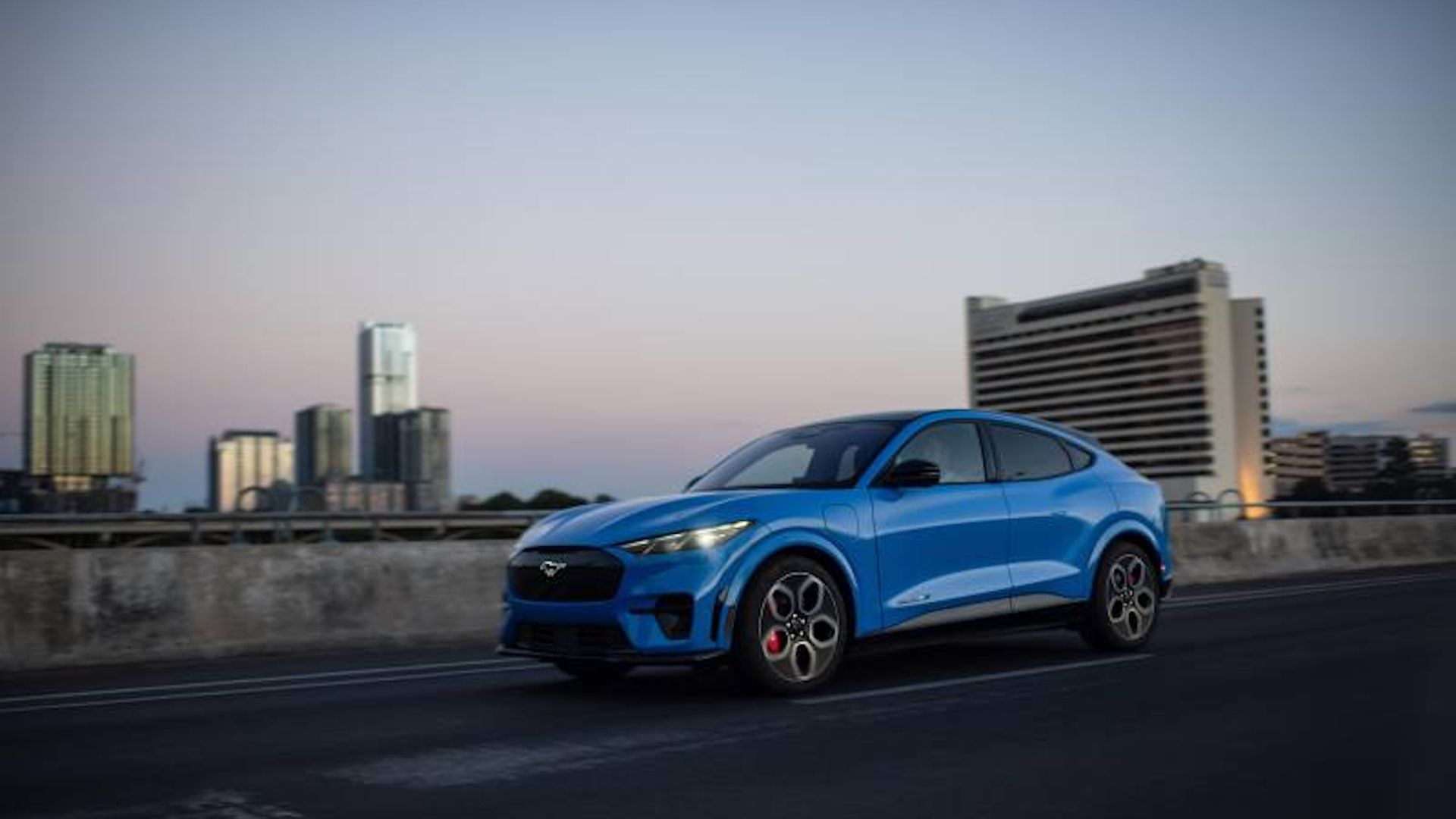Um Ford Mustang Mach-E GT azul na estrada