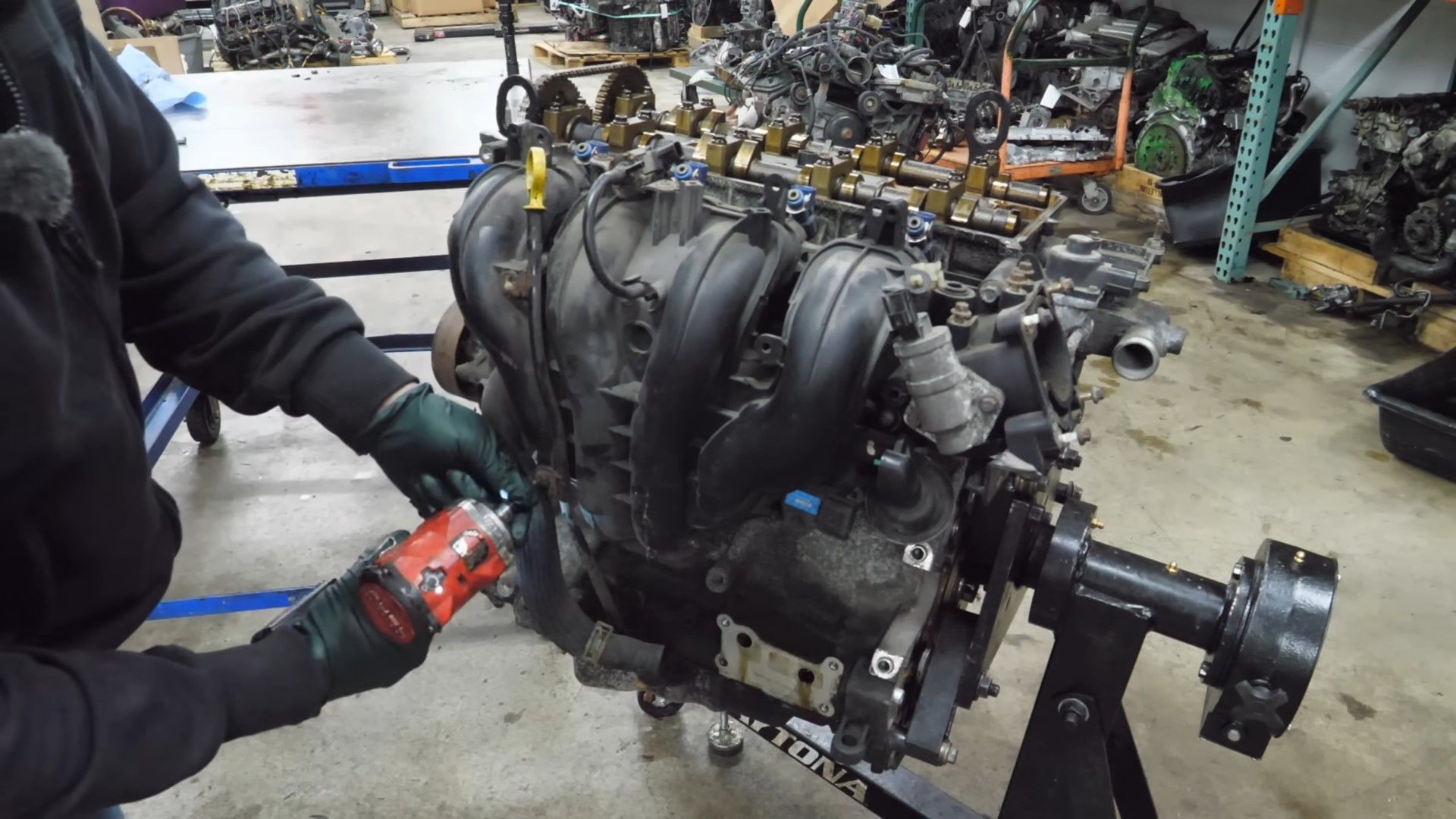Expert Mechanic Tears Down Ford 2.3L MZR Engine To Understand Why They Fail