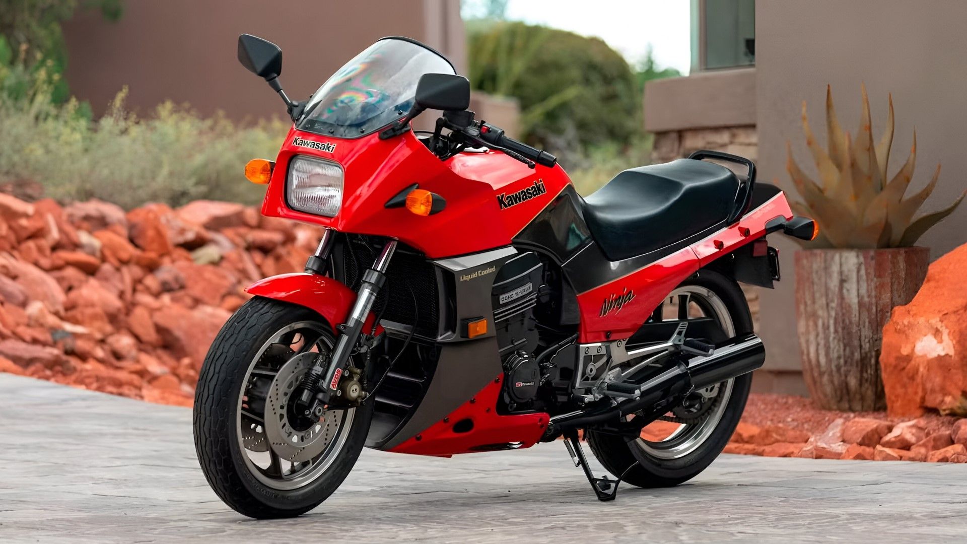 Kawasaki GPZ900R Ninja Visordown Bike-urious BaT 【送料Sサイズ