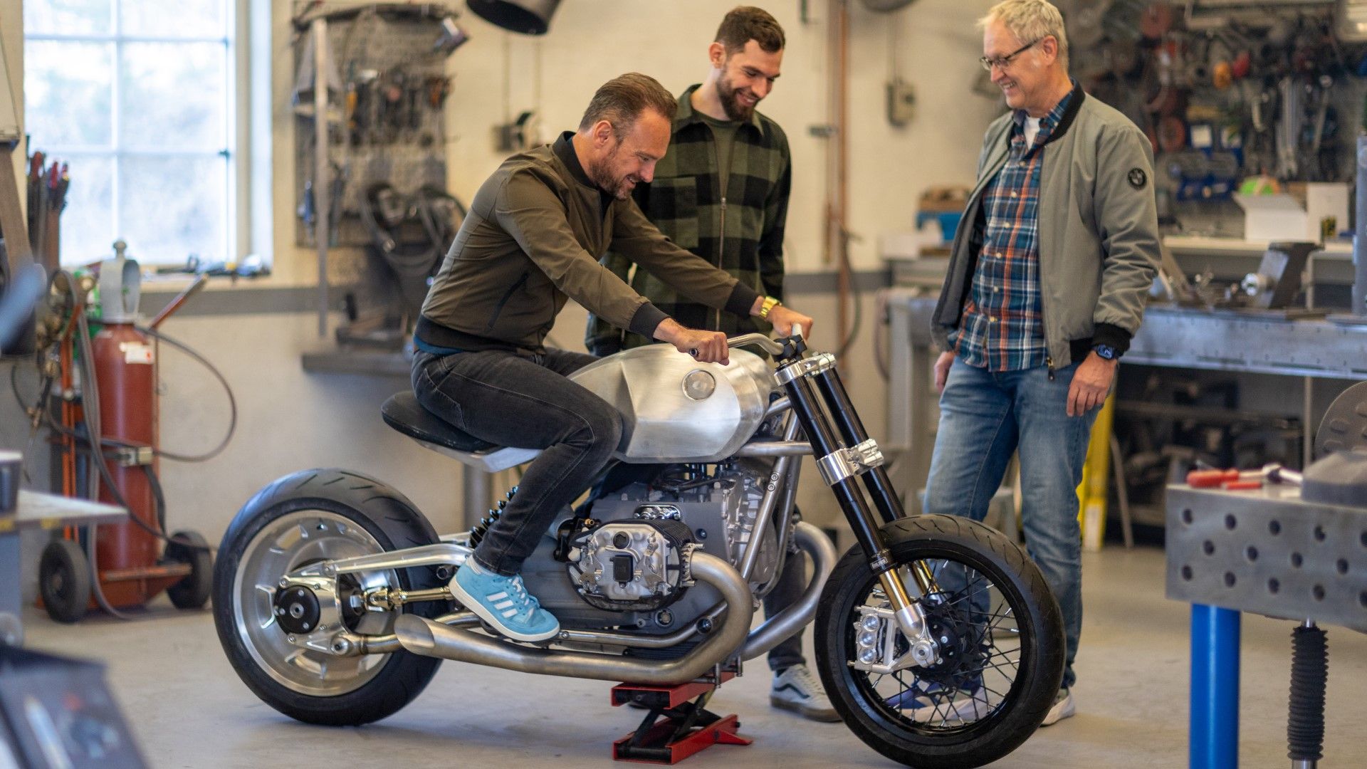 BWM R20 Concept: A Cafe Racer With A Gigantic 2.0-Liter Boxer Engine