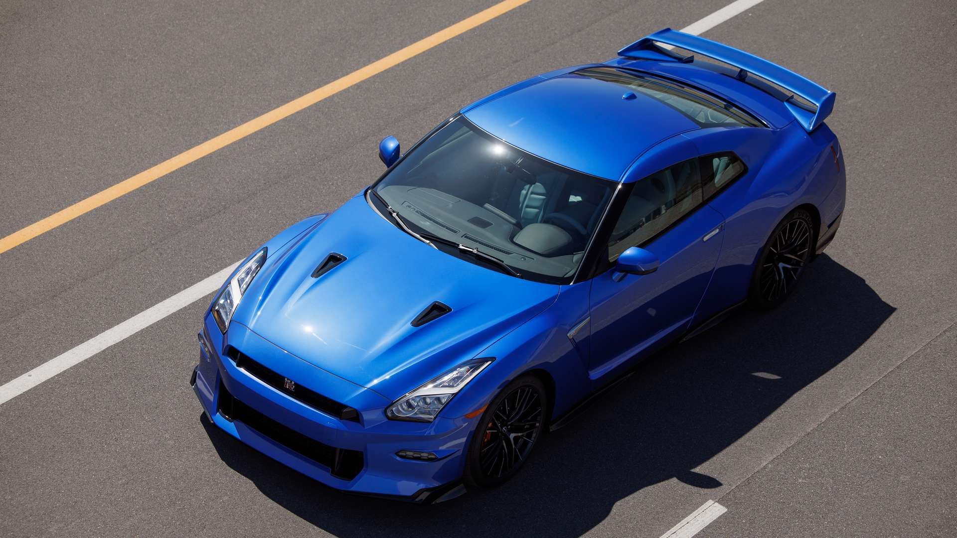 Olhando para o Nissan Skyline 2024 em Bayside Blue
