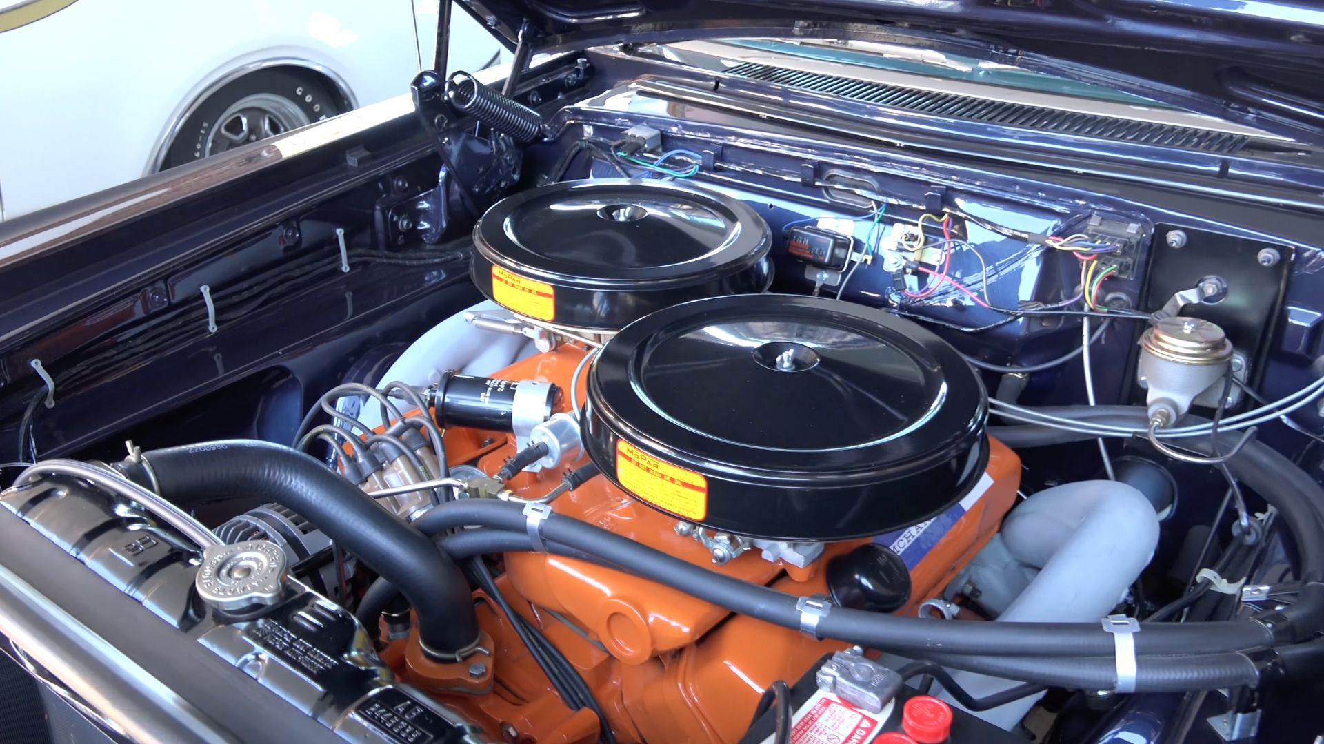 Dodge D-100 - Compartimento do motor
