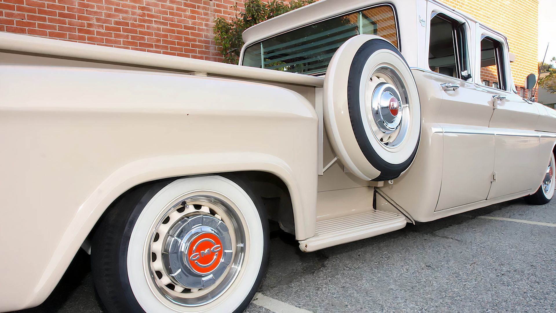 America's Most Iconic '60s Luxury Car Is Now Dirt Cheap