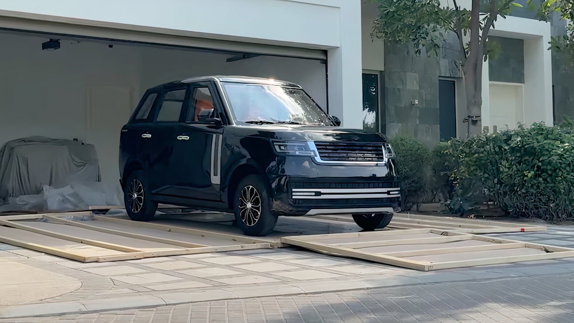 Chinese Range Rover Copy Car Compared Against The Land Rover