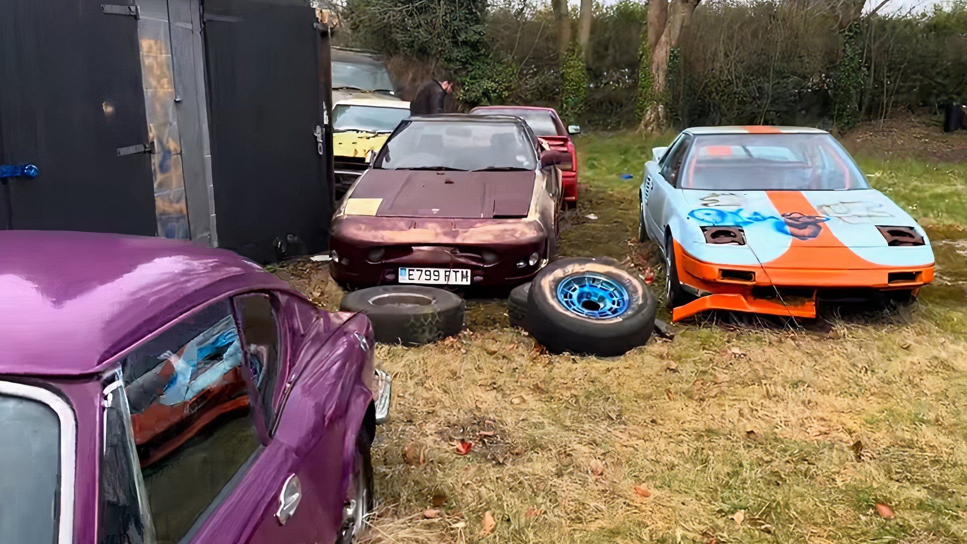 cropped-abandoned-house-cars-2