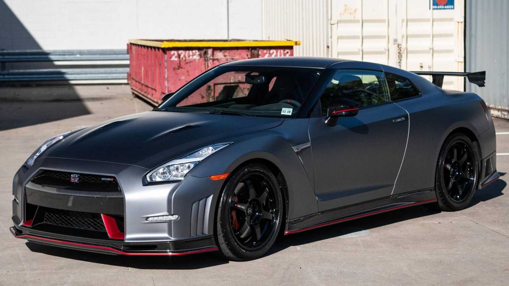 2015 Nissan GT-R NISMO front