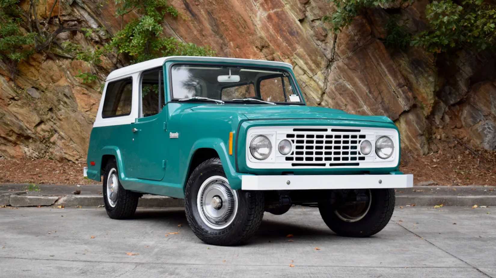 10 Affordable 4x4 SUVs That Combine V8 Engines With Manual Transmissions