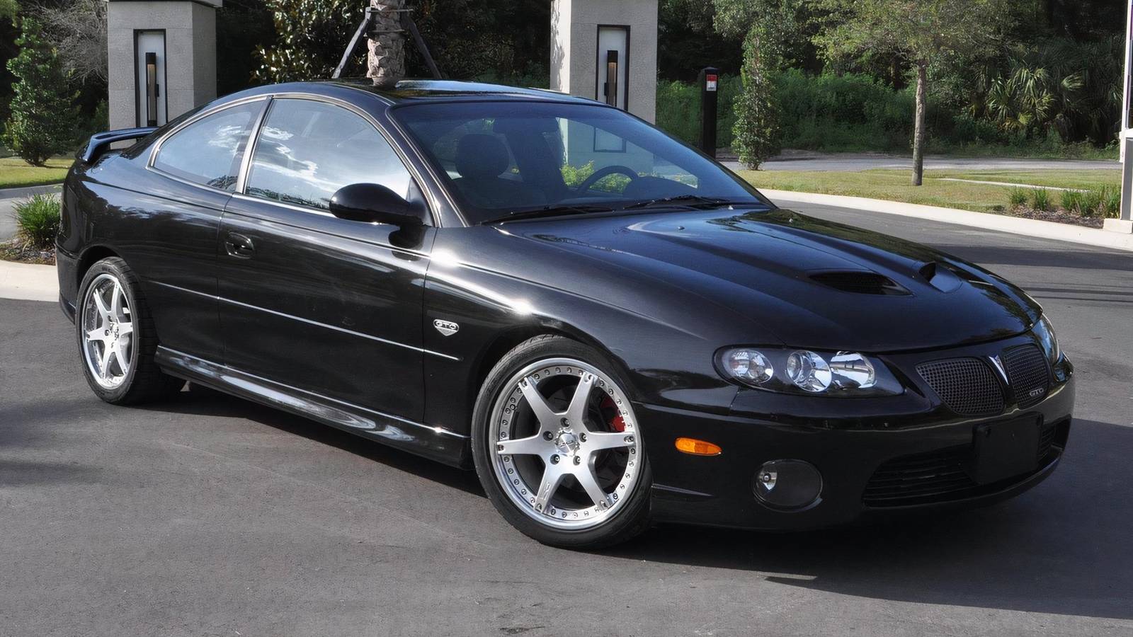 Supercharged 604-HP 2006 Pontiac GTO Has Manual Gearbox, Low Miles