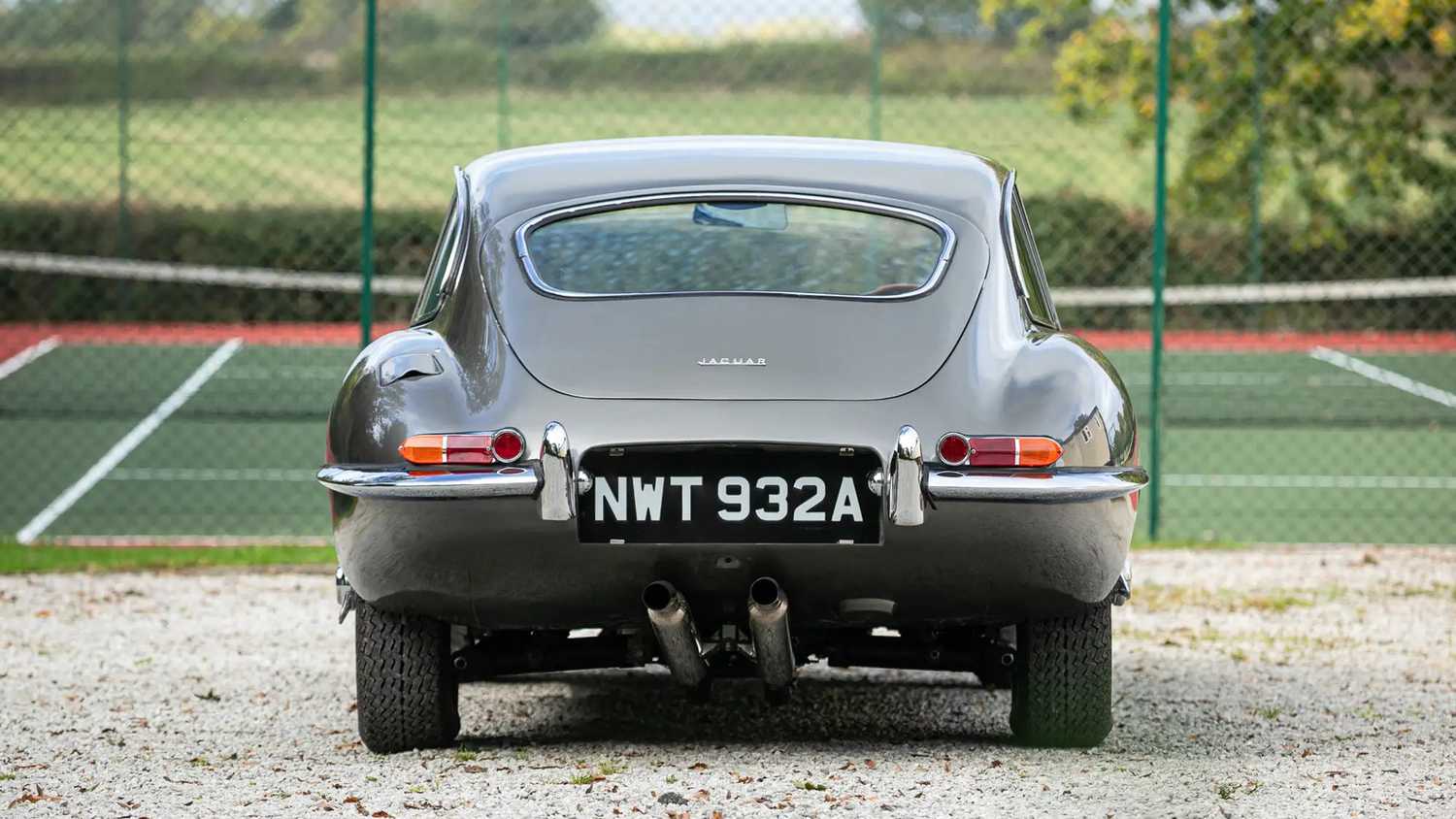 https://static0.hotcarsimages.com/wordpress/wp-content/uploads/2025/10/1963-jaguar-e-type-series-i-3-8-litre-coupe-rowan-atkinson-netflix-man-vs-bee-11.jpg?dpr=2&fit=contain&h=422&q=49&w=750