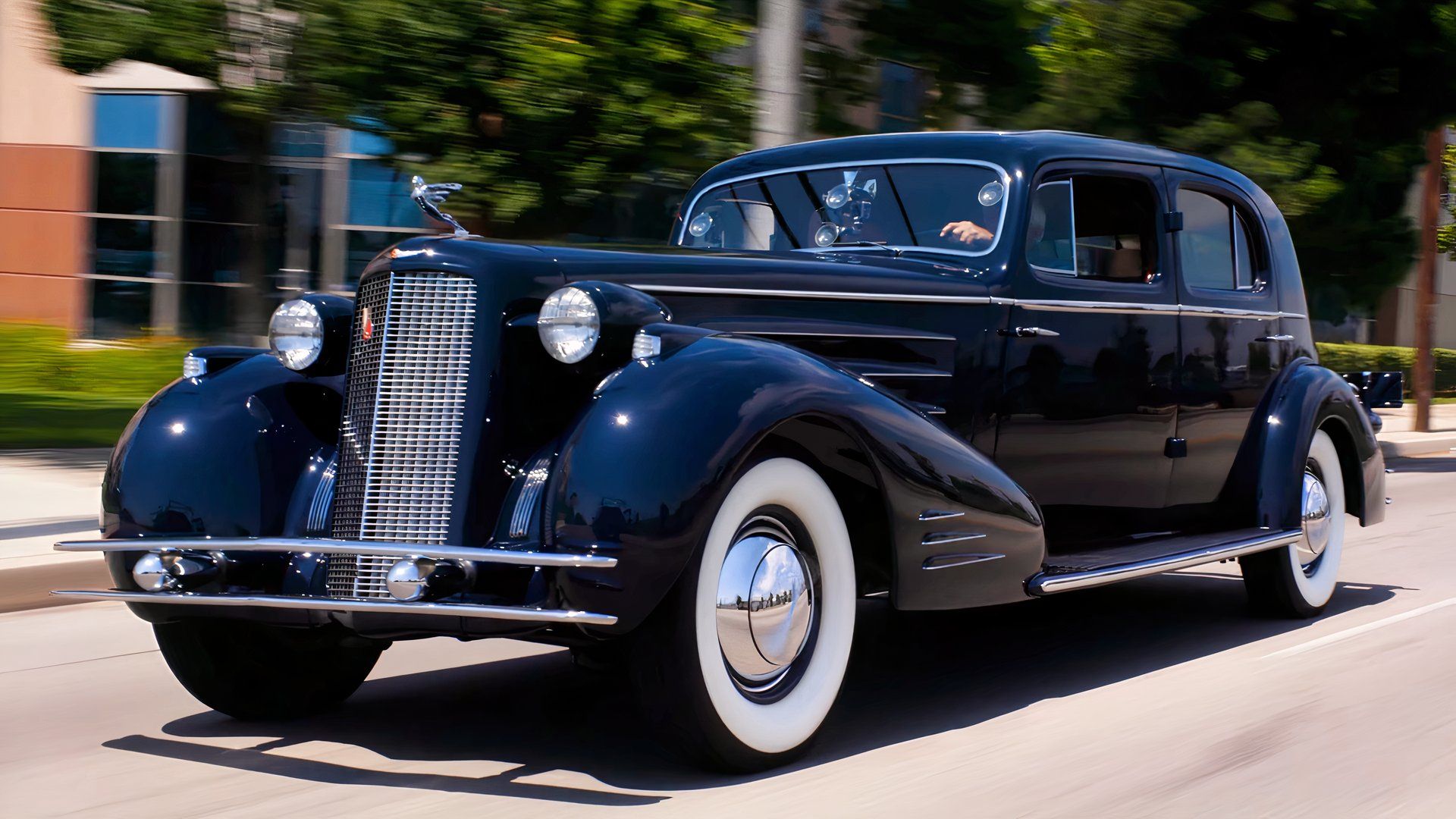 エルセーヌ　600.777 Jay Leno Drives 1934 Cadillac V-16, A Rare Pre-War Luxury Masterpiece