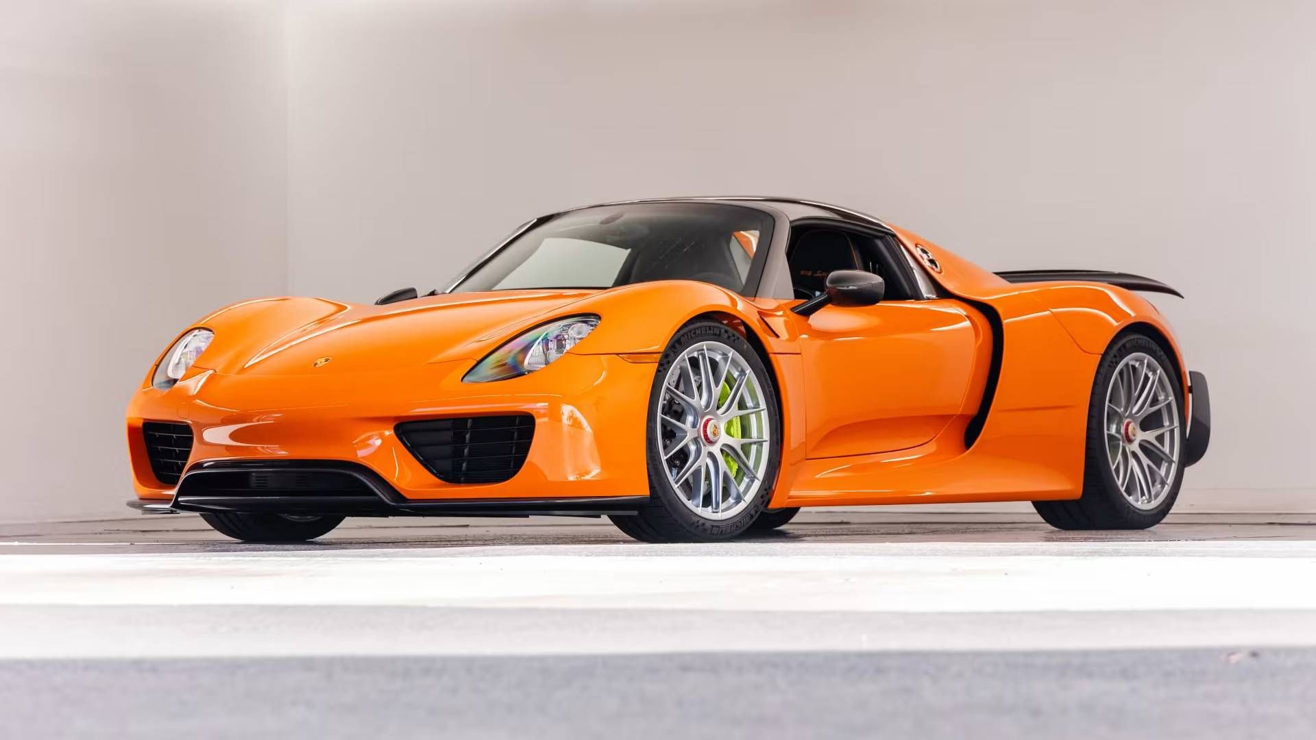 アザレ2点 One-of-One Porsche 918 Spyder Crushes Previous Sale Record By $2