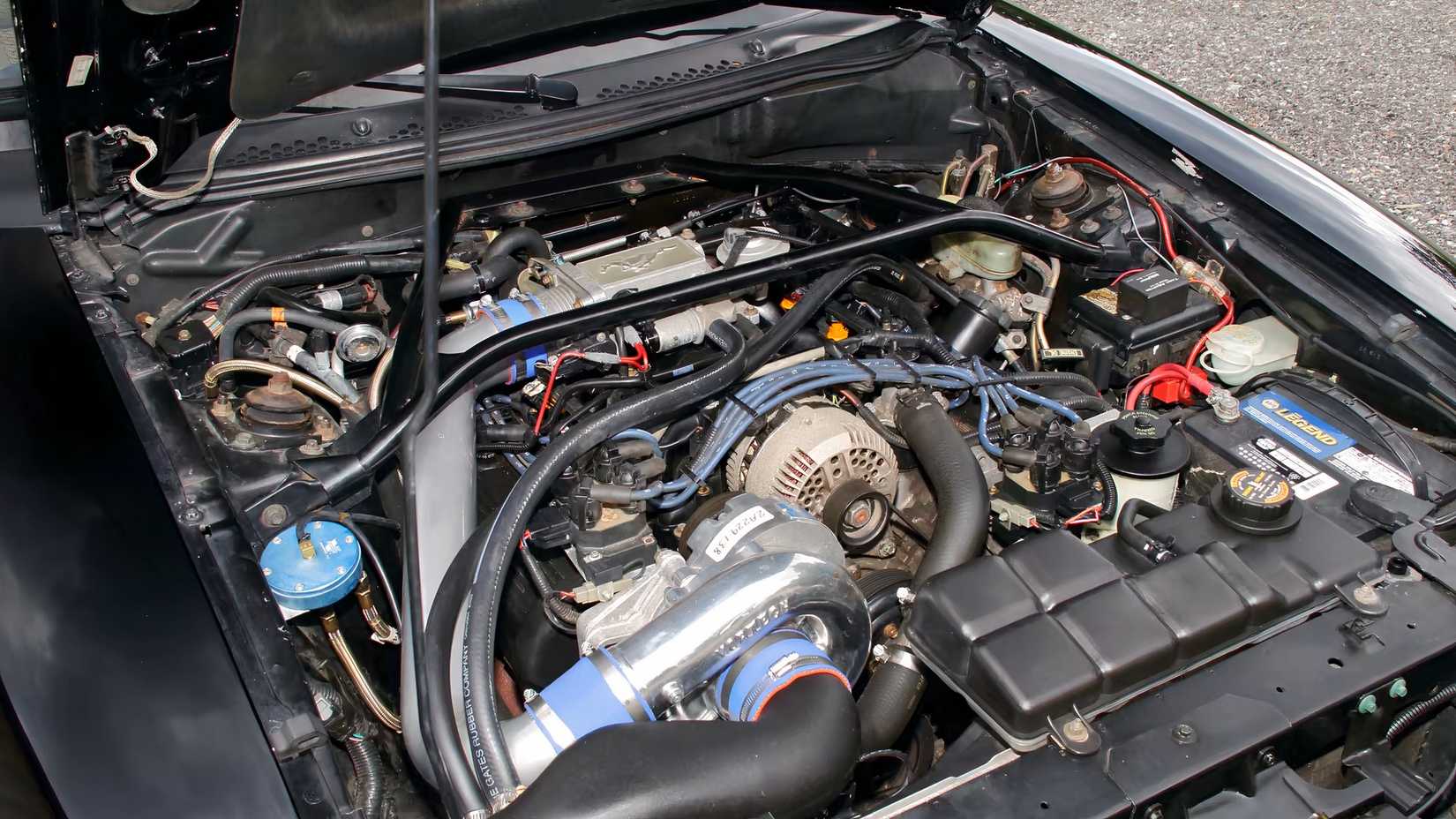The 4.6 L SOHC Modular V8 featuring in a 1997 Ford Mustang GT