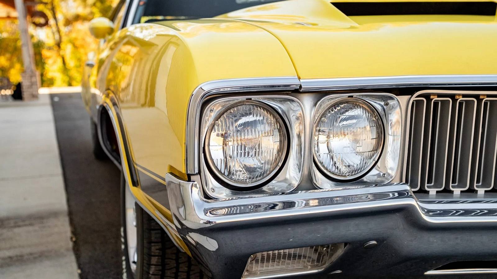 Hurst/Olds 442 Cutlass Tire Valve Stem Caps – White & Gold Metal Set