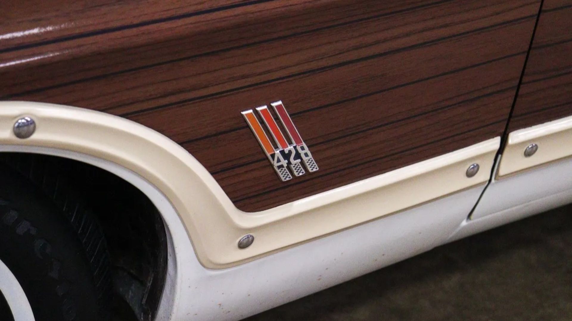 1967-ford-country-squire-428-feature-pic