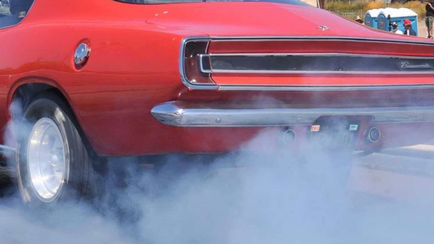 Plymouth Barracuda iz 1969. burnout stražnji krupni plan radi burnout 