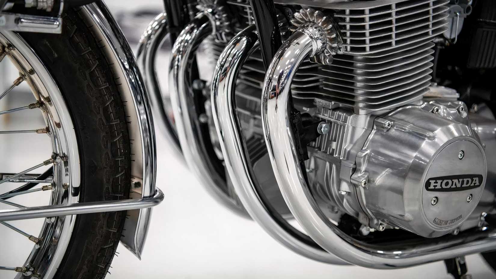 Le moteur quatre cylindres en ligne et l'échappement d'une Honda CB750 de 1971