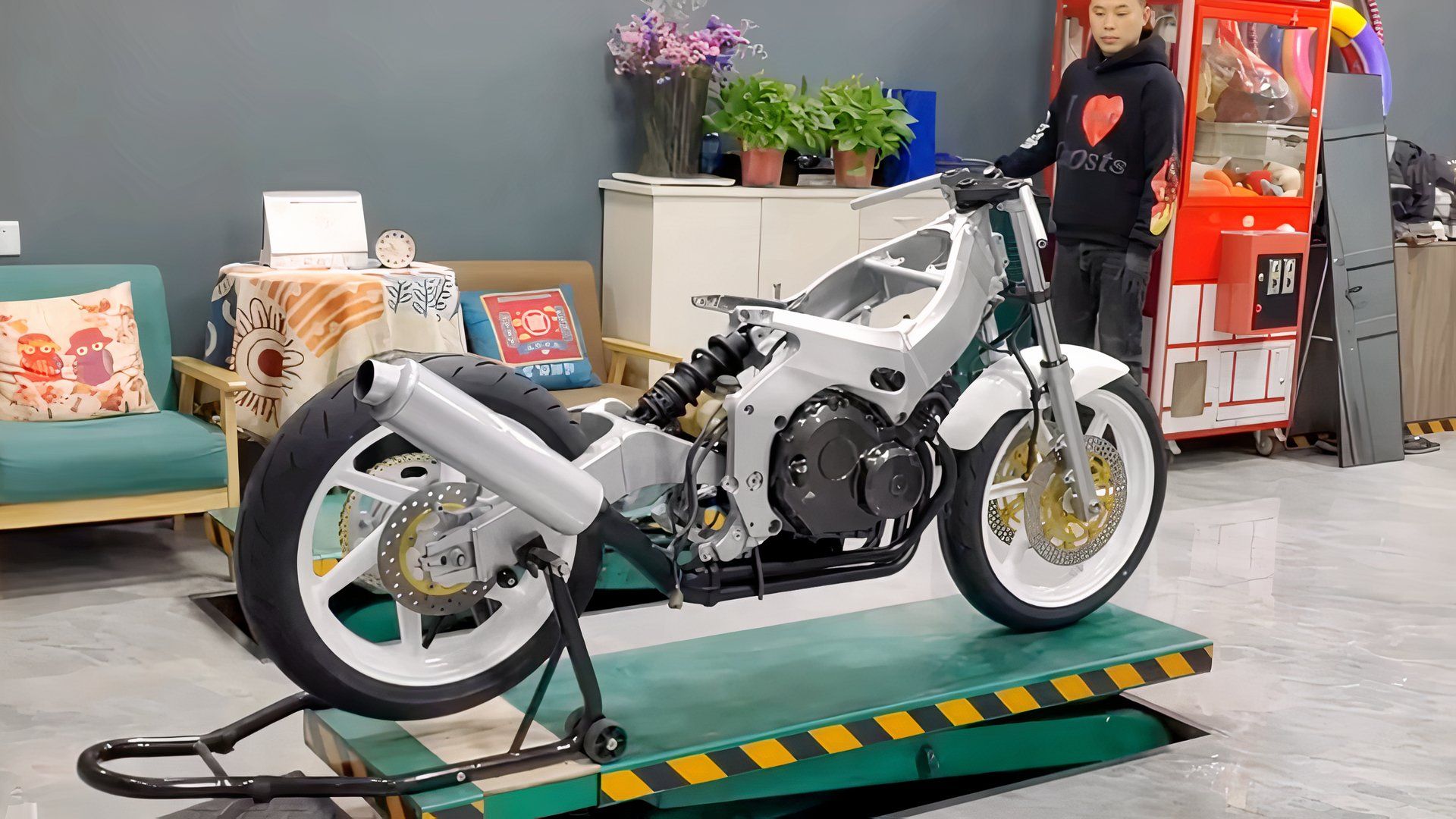 Abandoned Honda CBR250RR MC22 Restored After 33 Years Abandoned Honda CBR250RR MC22 Restored After 33 Years