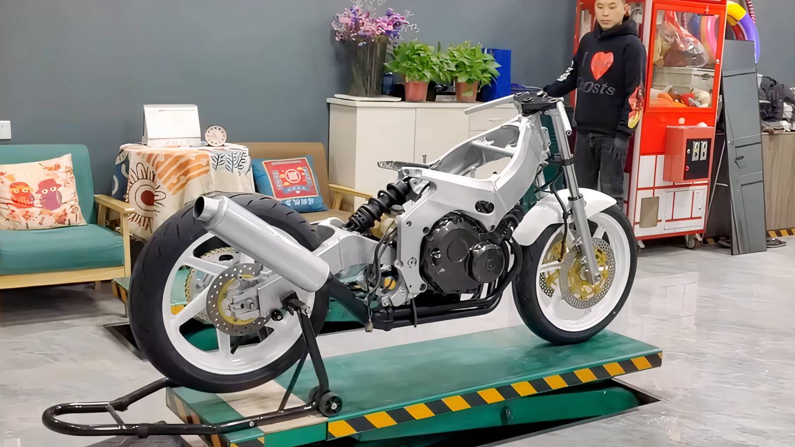 Abandoned Honda CBR250RR MC22 Restored After 33 Years