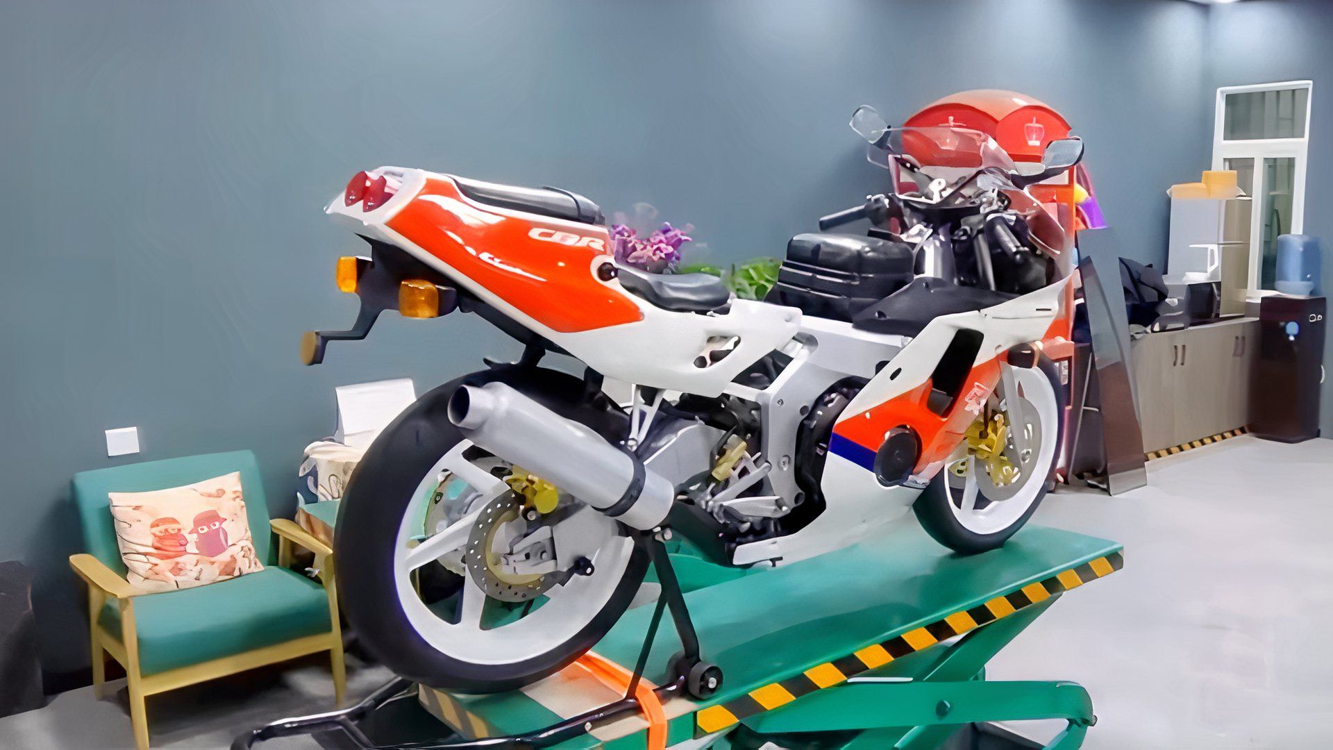 Abandoned Honda CBR250RR MC22 Restored After 33 Years