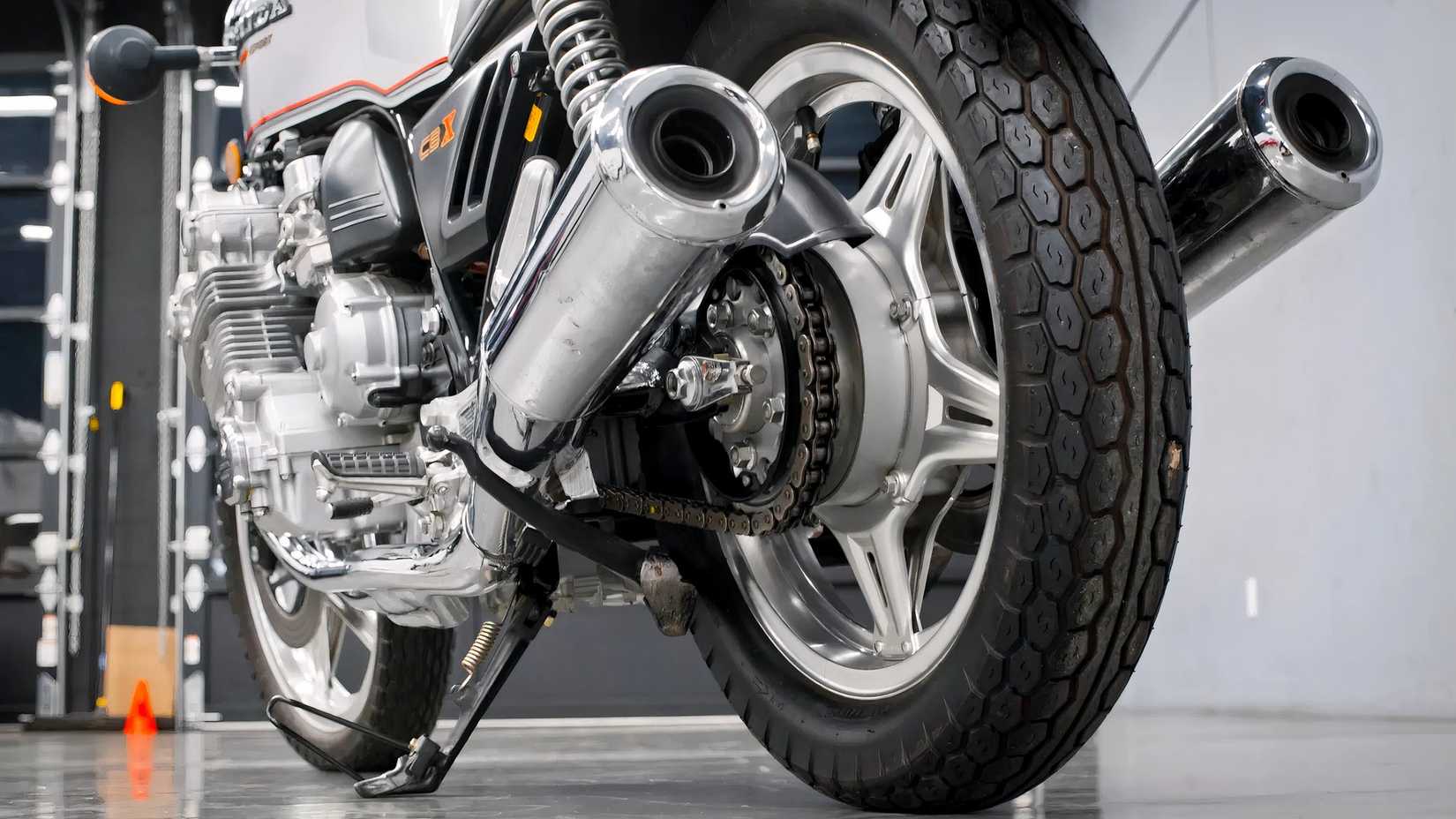 La roue arrière et les silencieux d'échappement d'une Honda CBX de 1979