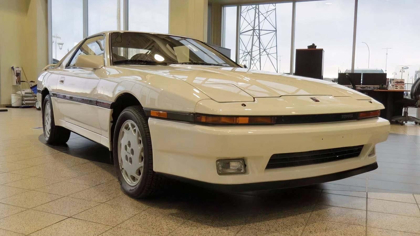 Toyota Supra Turbo 1987 orijinal lastikleriyle satışta