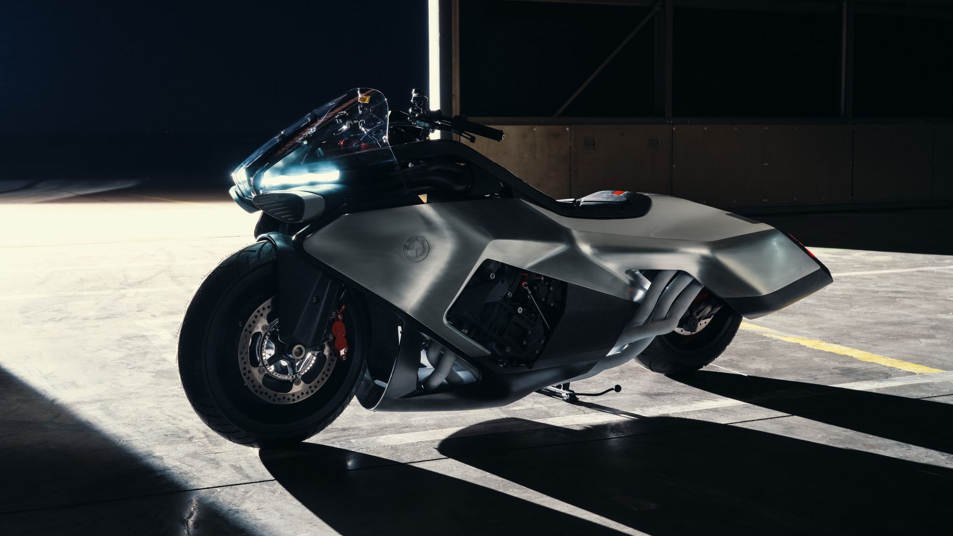 オールドカンパニー　メタル　シルバーk18 BMW Vision K18 Debuts As A Six-Cylinder Fever Dream