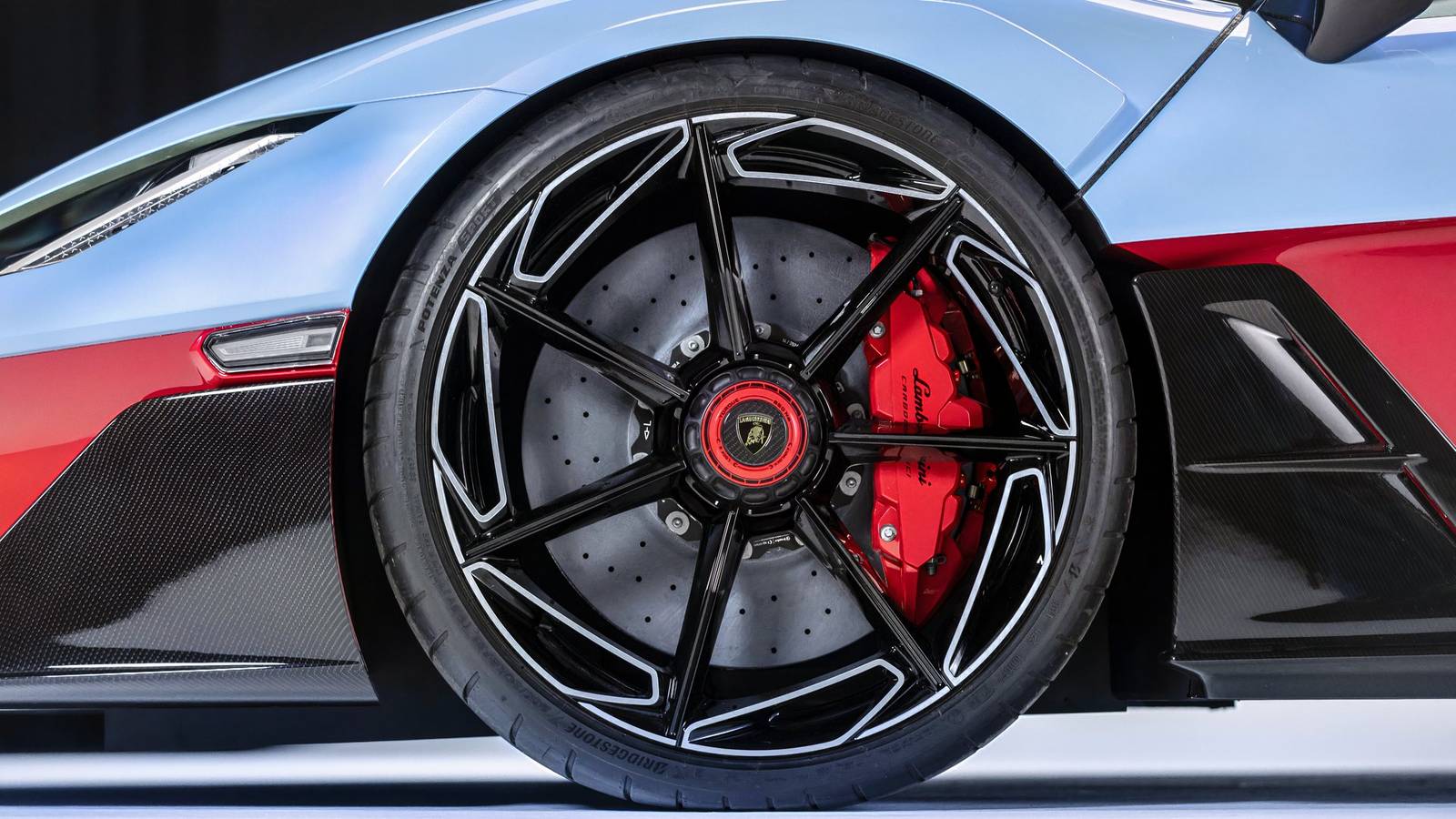 Lamborghini Fenomeno Roadster Debuts With 1,065 HP And 15-Car Run