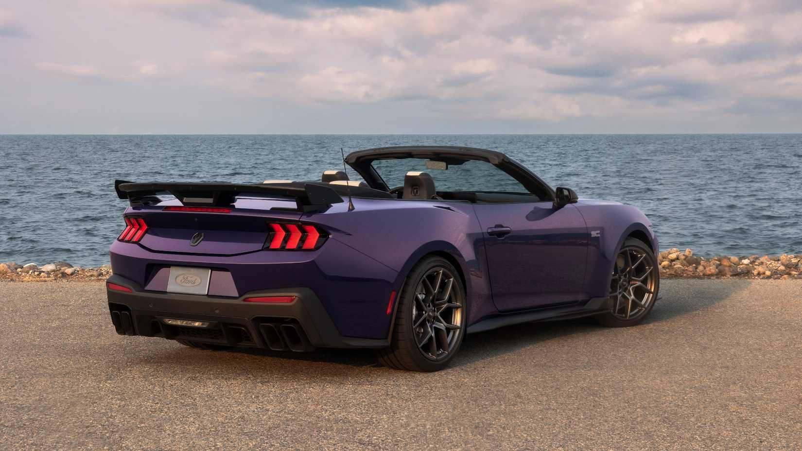 new-mustang-dark-horse-sc-convertible-03