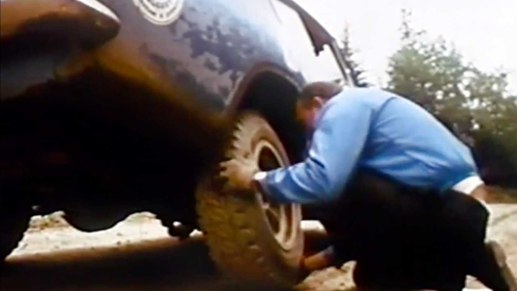 Član posade mijenja upravljač na reli automobilu Plymouth Barracuda iz 1967