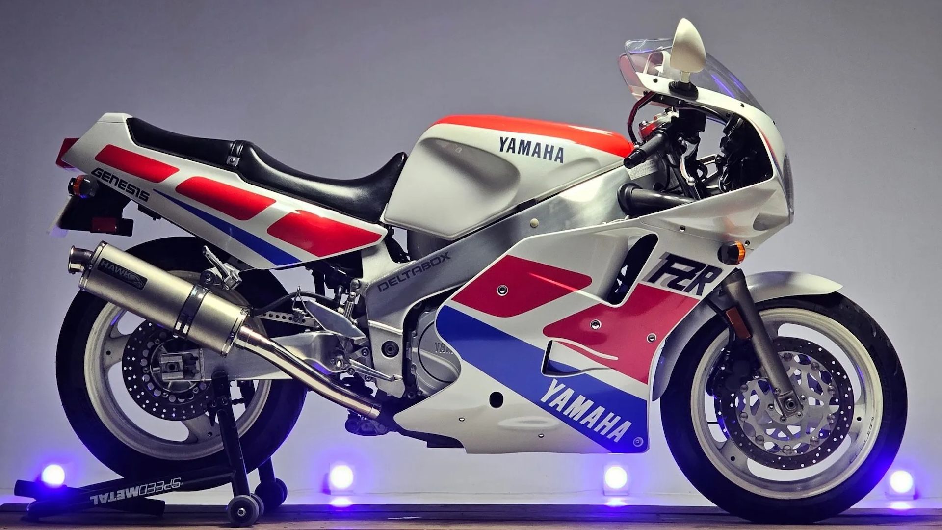 1989 Yamaha FZR1000 hero shot