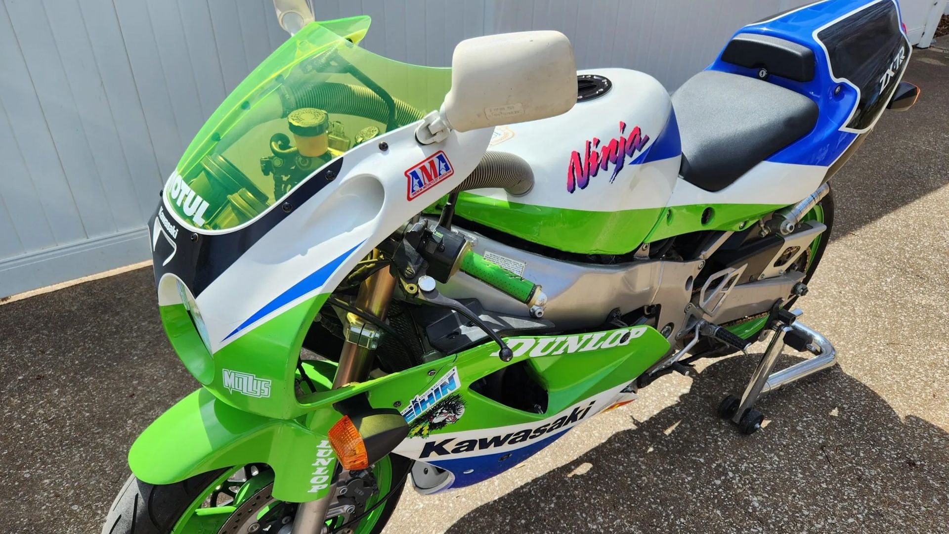 A1S5Q7ページ The 500-Unit Kawasaki Superbike Homologation Special Hiding Behind