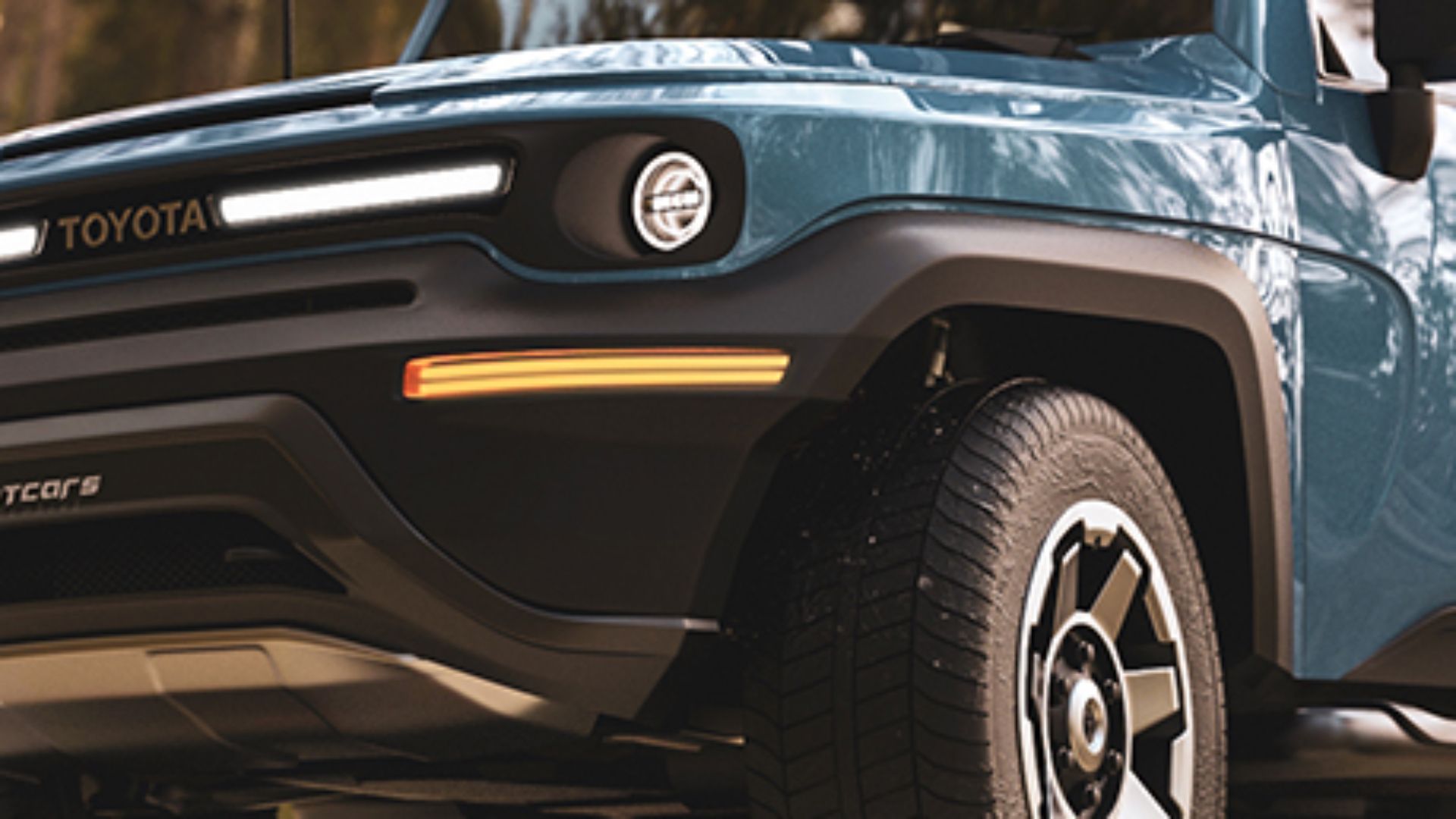 Round headlamp and LED light bar on the FJ Cruiser concept