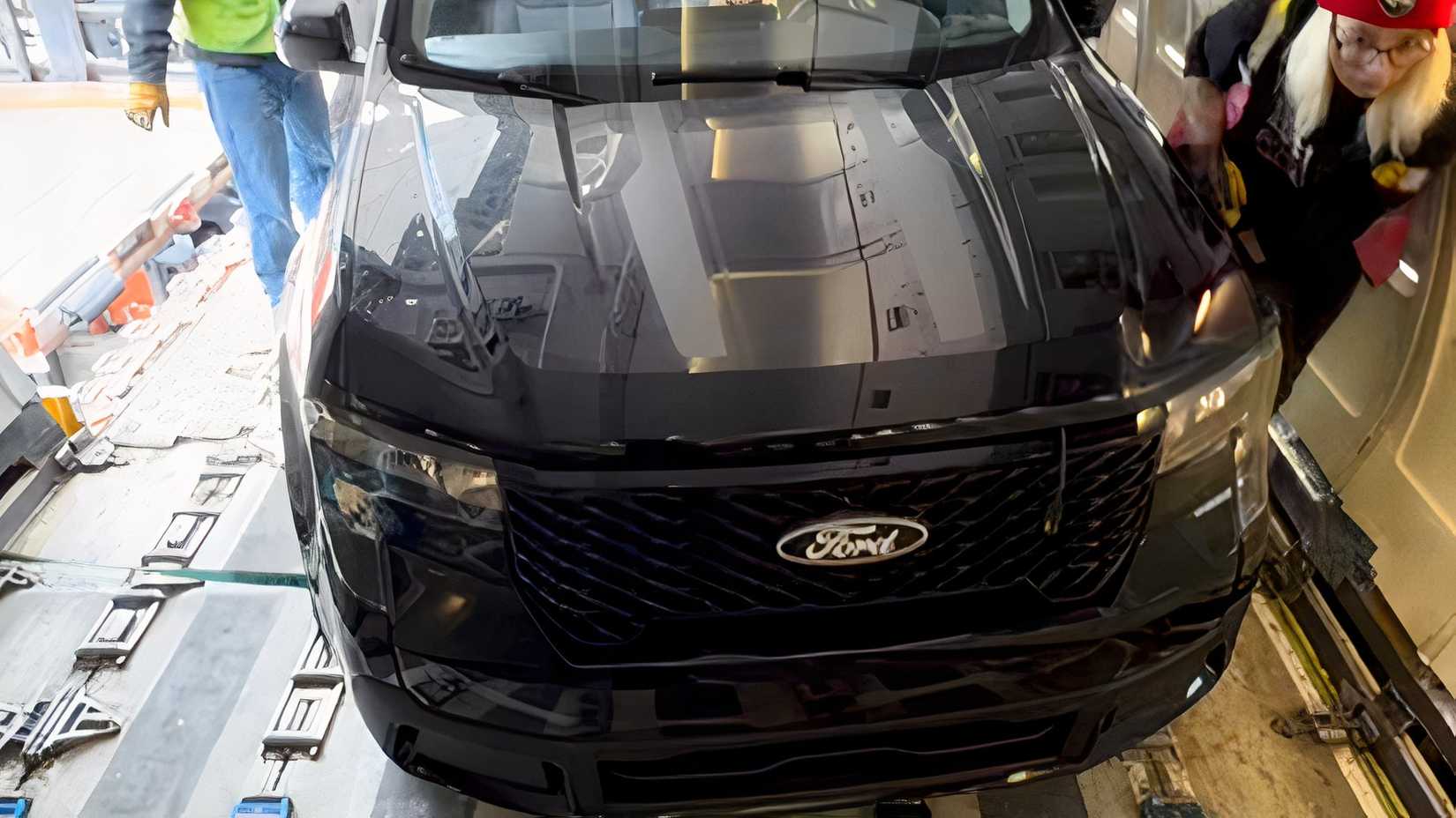 Why The Ford Maverick Is The Only Truck Small Enough To Smuggle Into A ...