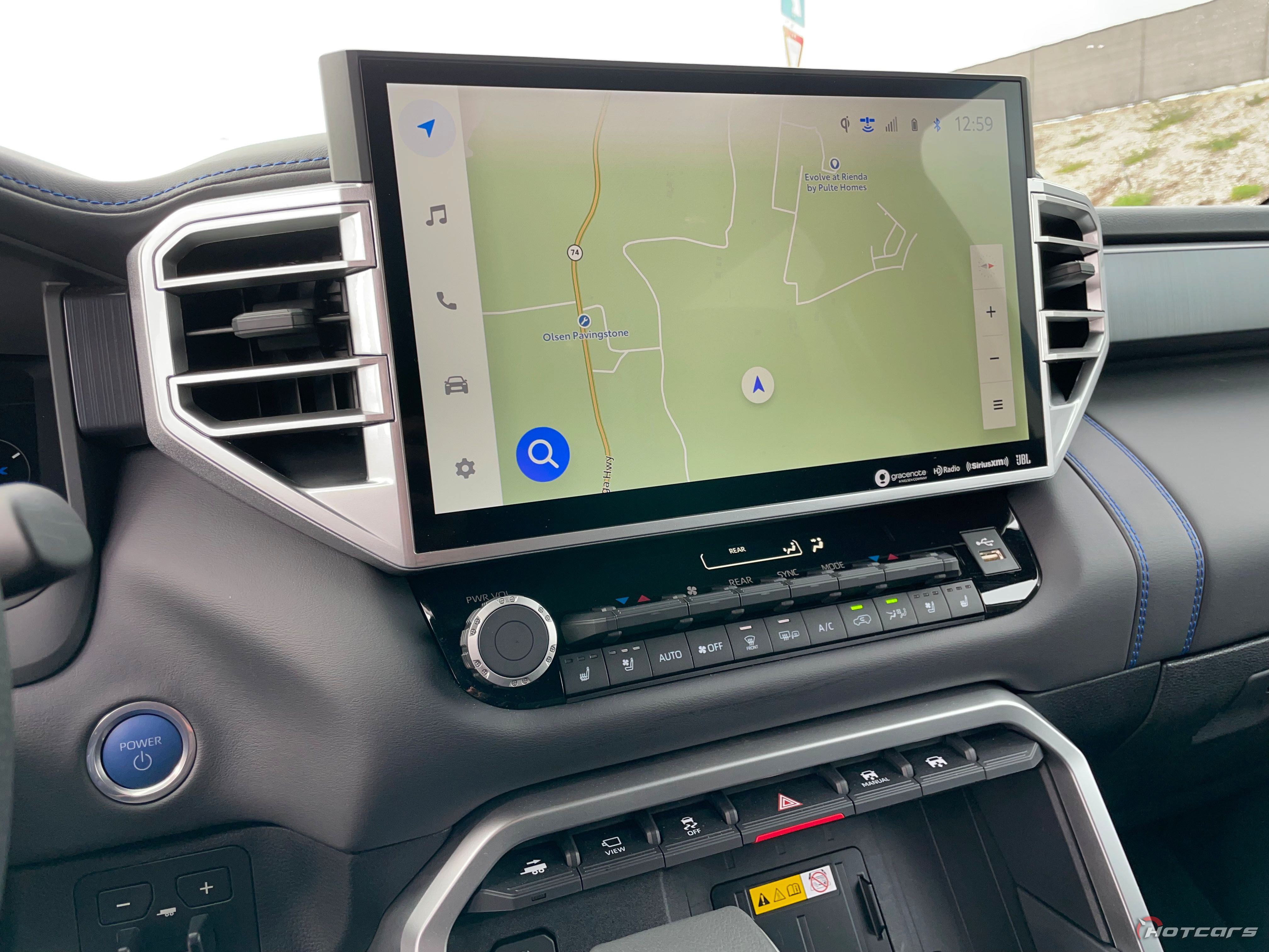 Сенсорный экран Toyota Sequoia Platinum 2023 года