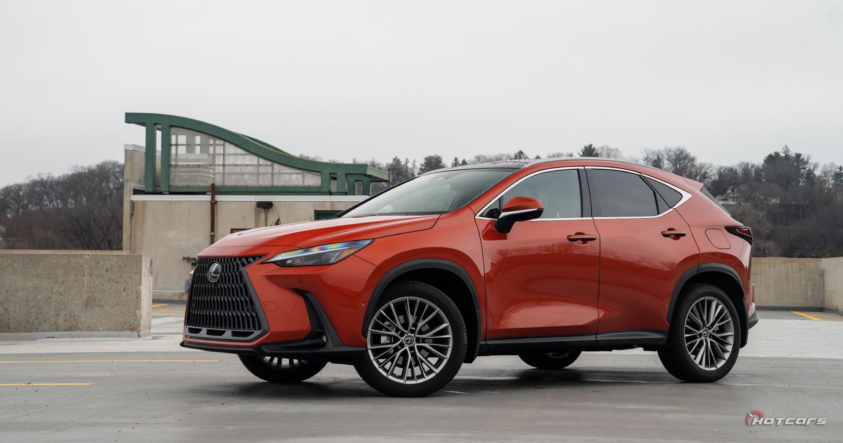 Сторона Lexus NX 350h 2023 года